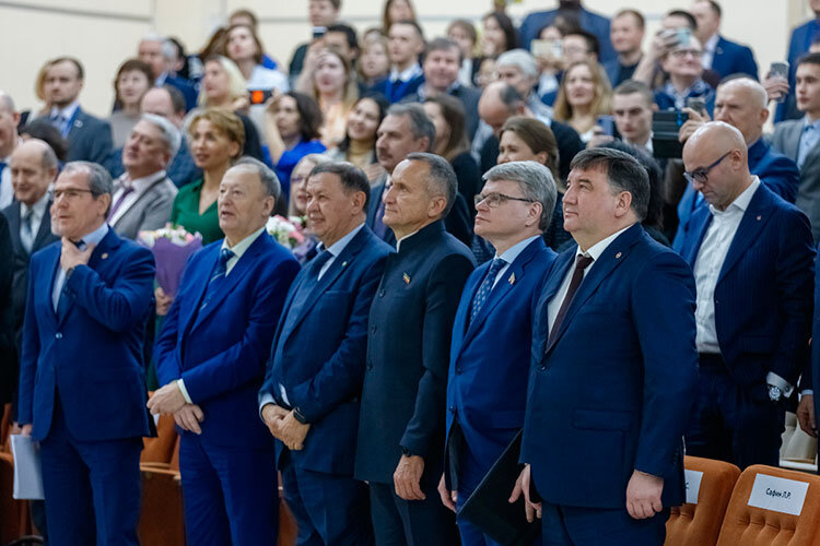 Пришли на торжество большинство ректоров татарстанских вузов, включая нового шефа КФУ Ленара Сафина, отметился министр образования и науки РТ Ильсур Хадиуллин и его российский коллега — замминистра науки и высшего образования РФ Айрат Гатиятов