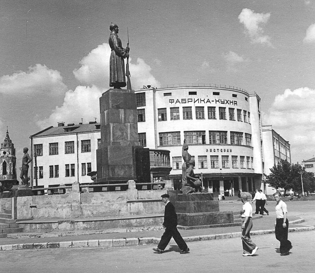 Площадь Челюскинцев во времена моего детства.