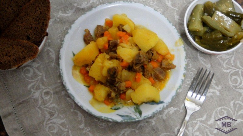 Картошка тушеная с куриными сердечками и печенью