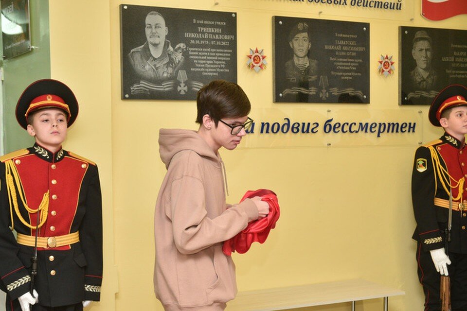     Мемориал располагается возле школьного музея «На пути к Победе». Фото: nabchelny.ru