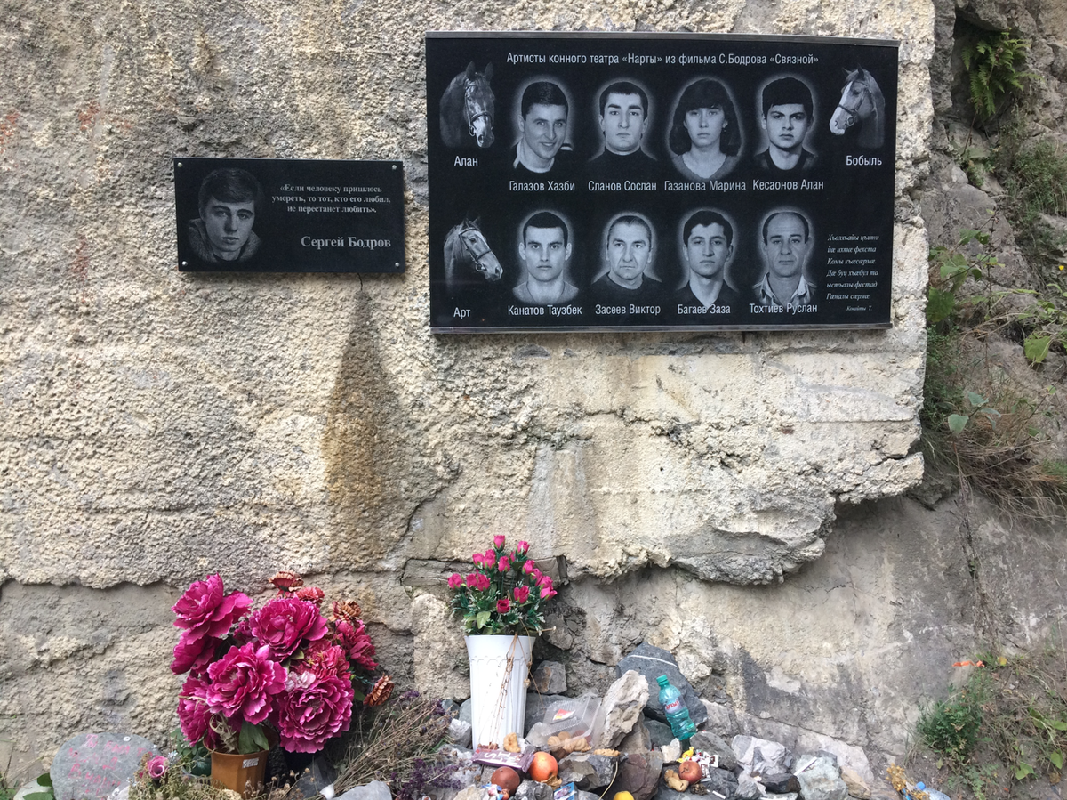 В 2002 в Кармадоне погибли артисты, принимавшие участие в съемках