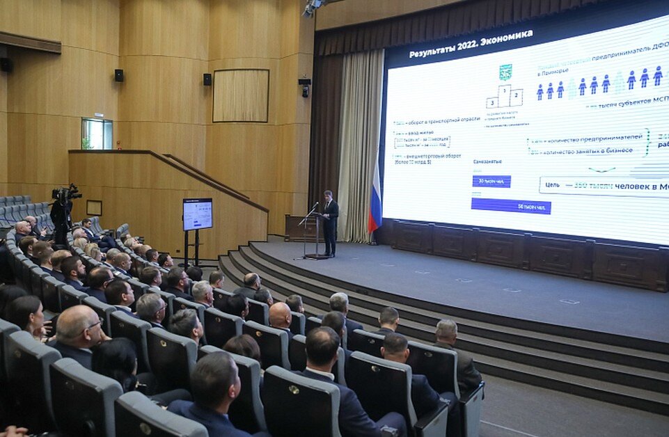     Инвестиционное послание глава региона начал с подведения экономических итогов края за 2022 год.  Игорь НОВИКОВ/правительство Приморского края
