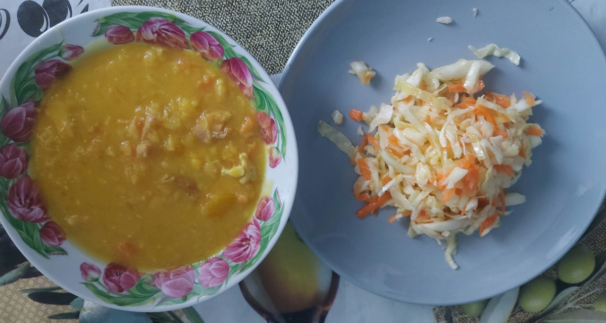 Гороховый суп и витаминеый склат.