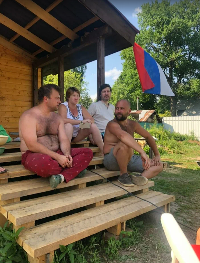 Я в окружении младших братьев. Справа на фото от меня старший из младших - брат Денис, передо мной средний -Дмитрий, слева  - младший Никита.