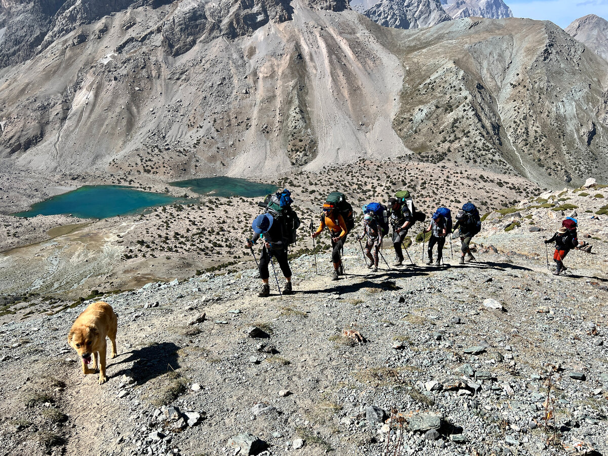 Группа поднимается на перевал Аллаудин. Внизу озёра Душаха