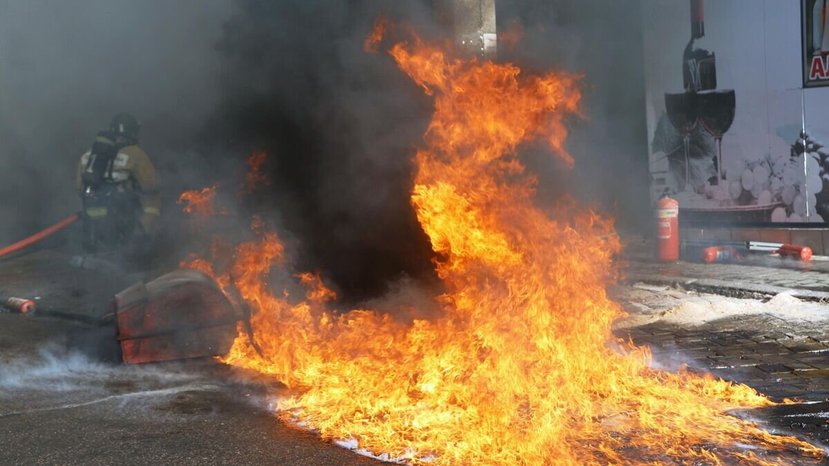    Возгорание после обстрела украинскими войсками центрального Ворошиловского района Донецка© РИА Новости / Сергей Аверин