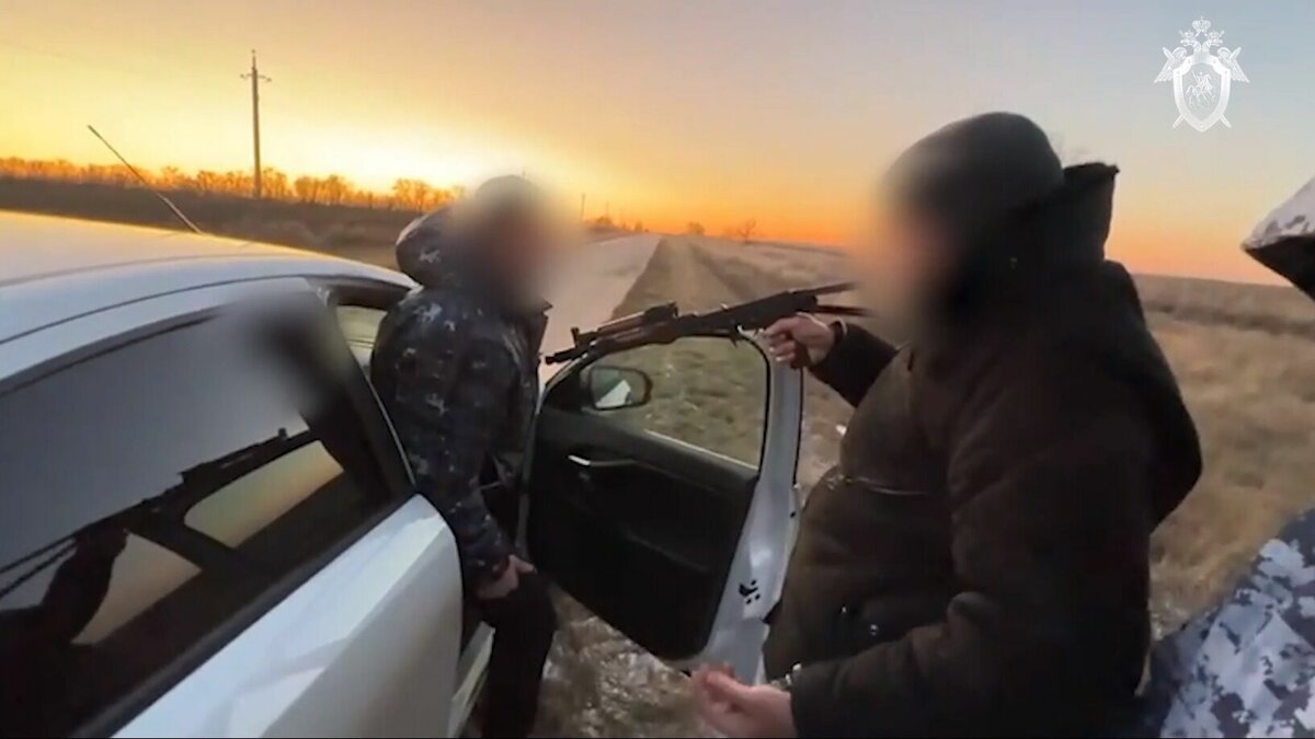     Предполагаемый преступник рассказал, как расправился с экс-полицейским, видео со следственным экспериментом опубликовал СК РФ по Ростовской области.