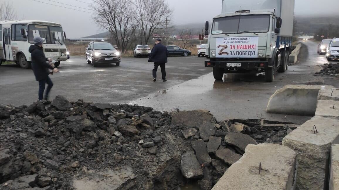     Утром в воскресенье неизвестные люди под руководством предпринимателя Владимира Кайшева при помощи техники уничтожили подъезд к заводу, производящему минеральную воду «Новотерская», сообщил NewsTracker начальник юридического отдела АО «Кавминводы» Юрий Чекалин.