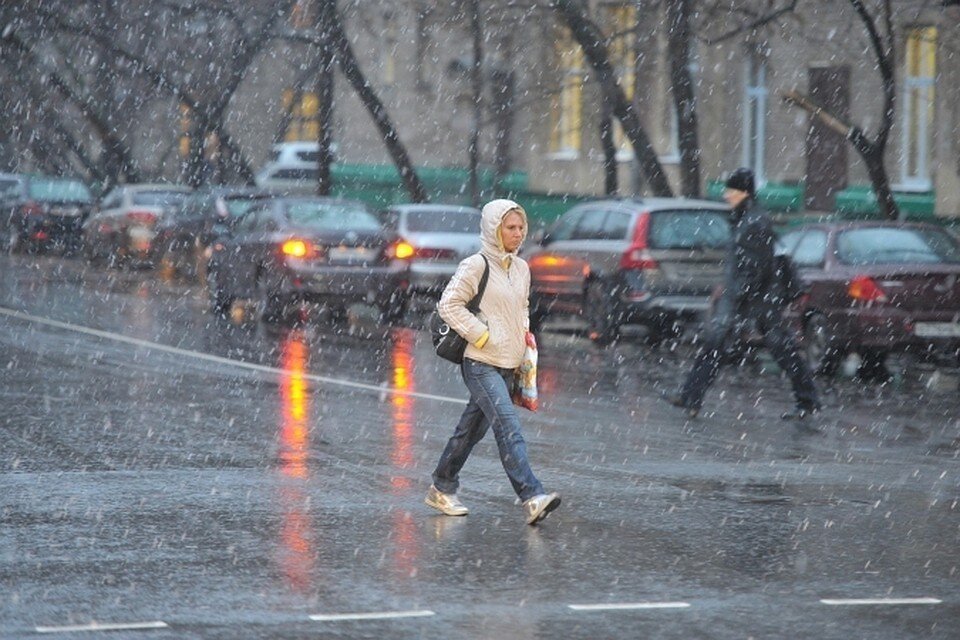     Всю ночь со среды на четверг шёл мокрый снег, дождь, переохлаждённый дождь и ледяной дождь, сменяя друг друга Михаил ФРОЛОВ