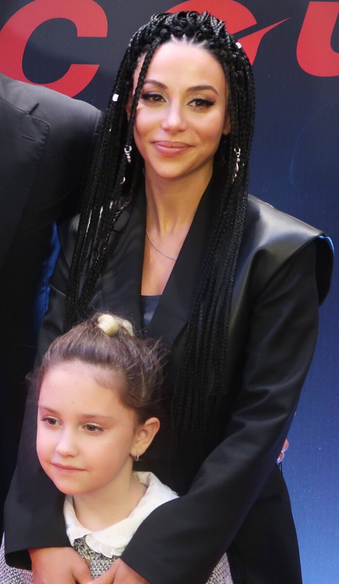    Зепюр Брутян с падчерицей на премьере фильма «Мажор в Сочи» Фото Сергея Черных