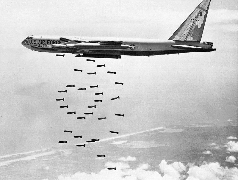 Б-52 бомбит Северный Вьетнам