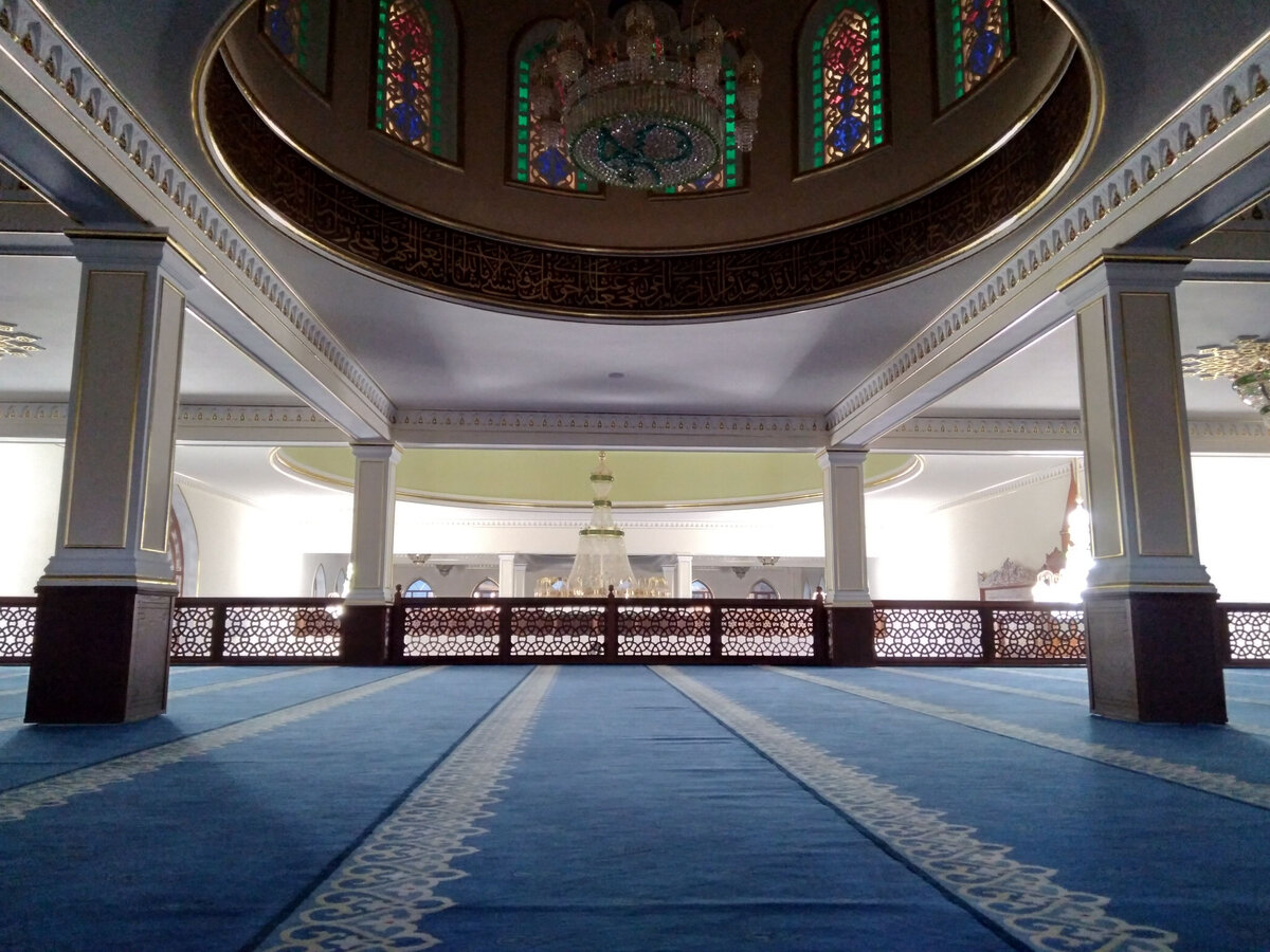 Второй этаж мечети ночью