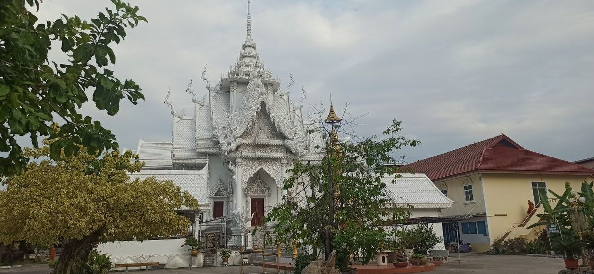 Белый храм в Таиланде в Паттайе Wat Nong Yai