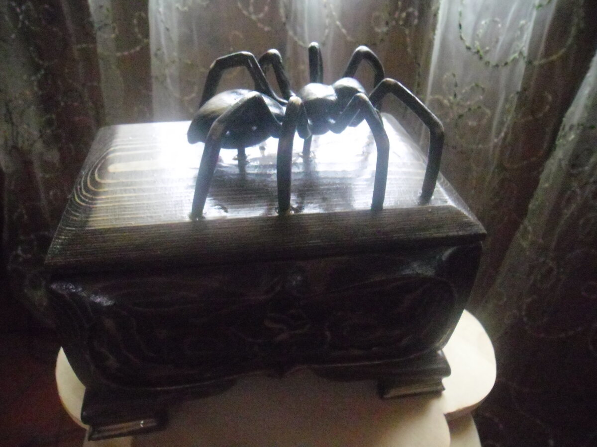 ШКАТУЛКА С ПАУКОМ