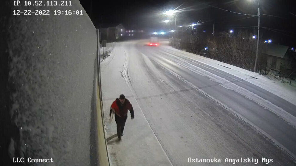    В Салехарде ищут мужчину, который вынес радиатор из теплого павильона на остановке