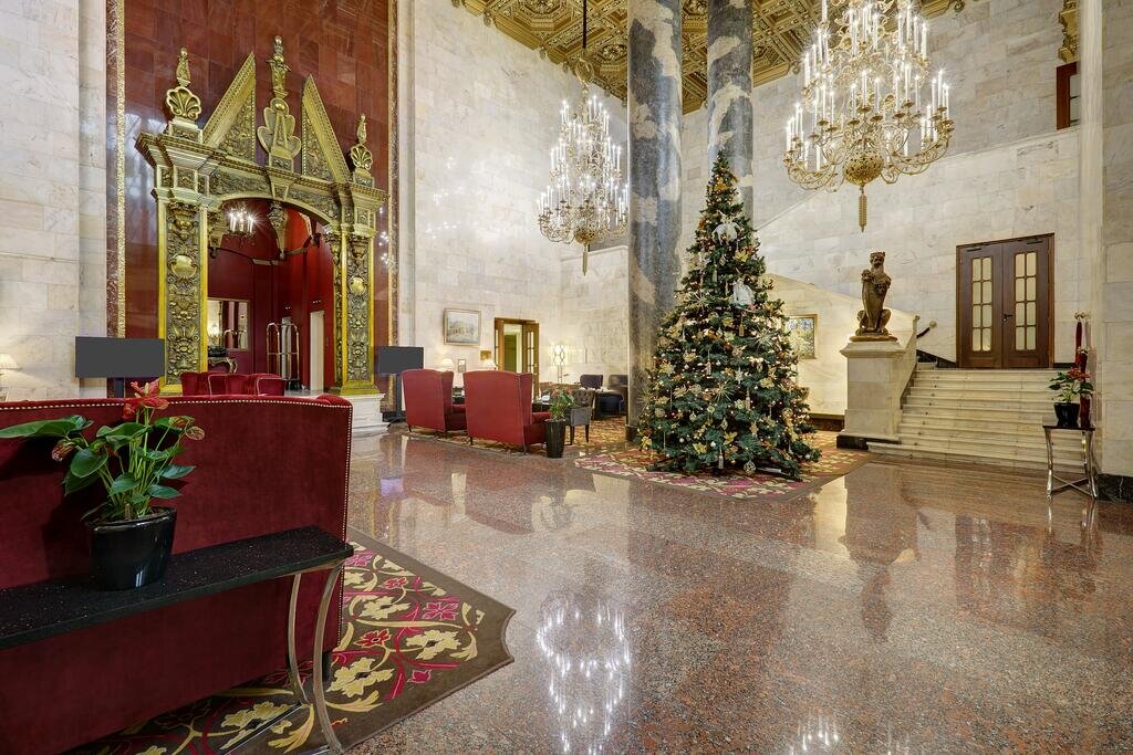 Фото из открытых источников интернета. Холл гостиницы "Хилтон Москва Ленинградская"