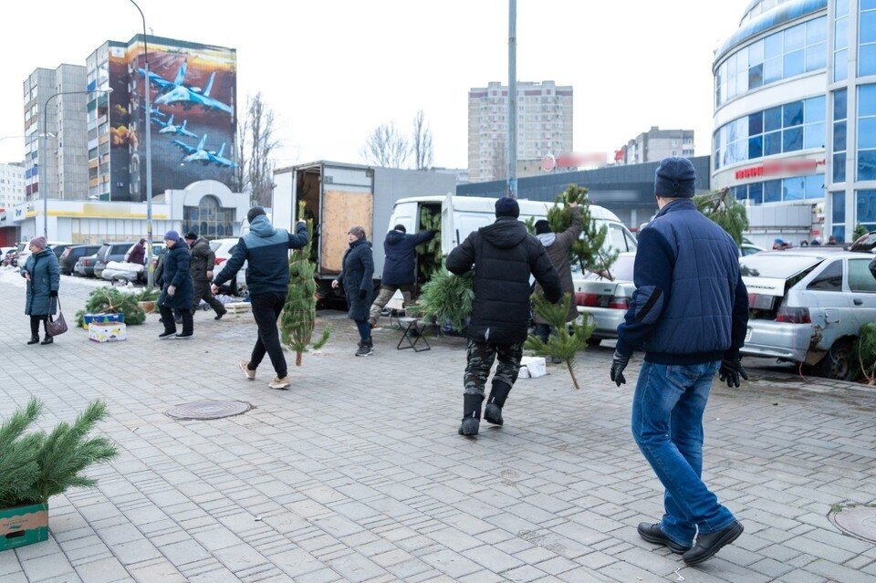     Сотрудники управления потребрынка ловят нелегальных торговцев  Пресс-служба администрации города Липецка.