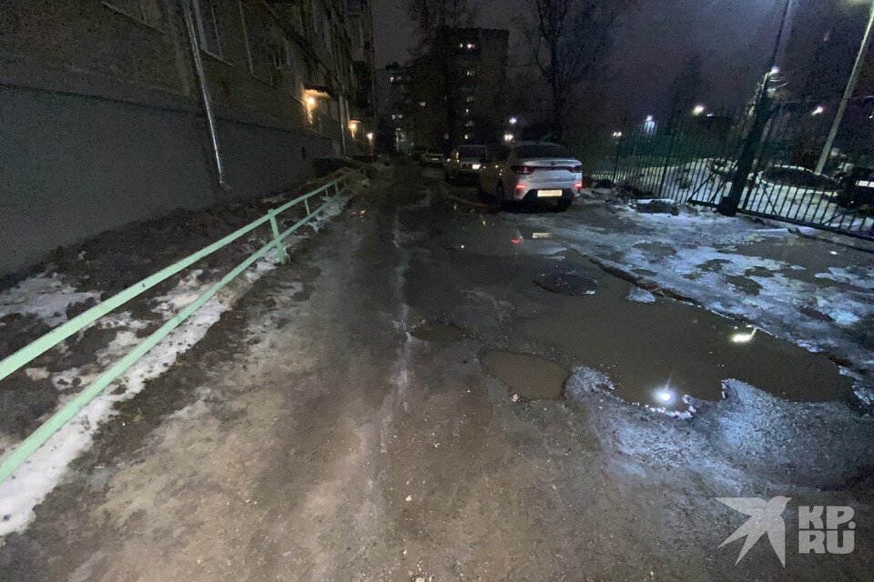     На Первомайском проспекте у дома №60 по-прежнему много льда.