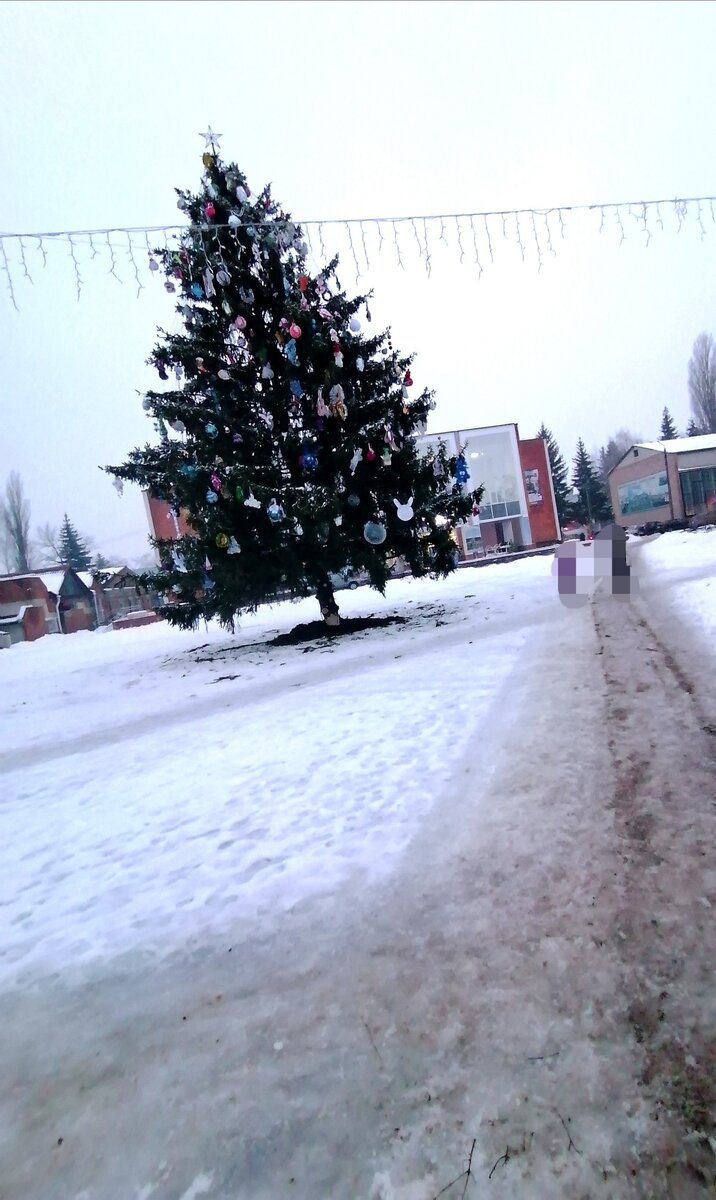 В Трубчевске пьяная елка на главной площади города вызвала шутки и опасение  | Брянский Ворчун | Дзен