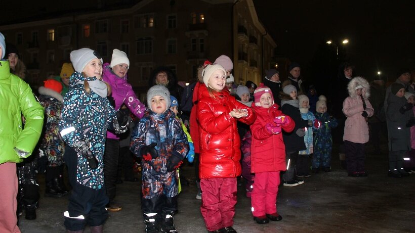    Новогодняя елка на площади у дома культуры «Октябрь» в Лосино-Петровском ©Валерия Тингаева Фото