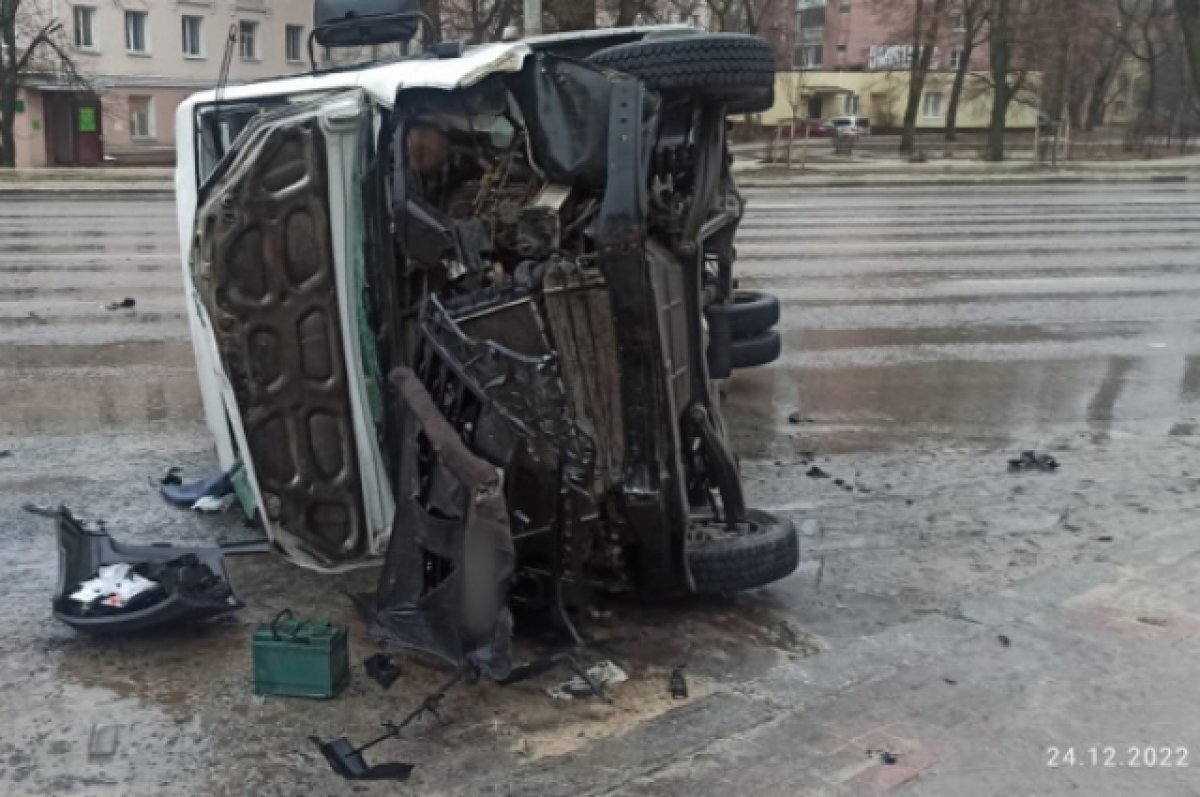    В Воронеже перевернулась маршрутка: 4 человека пострадали