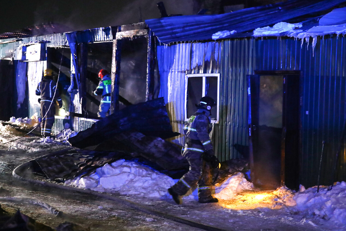 Сотрудники МЧС во время тушения пожара в частном доме престарелых на Таврической улице. Кемерово, 24 декабря 2022 года / Фото: Максим Киселев/ТАСС
