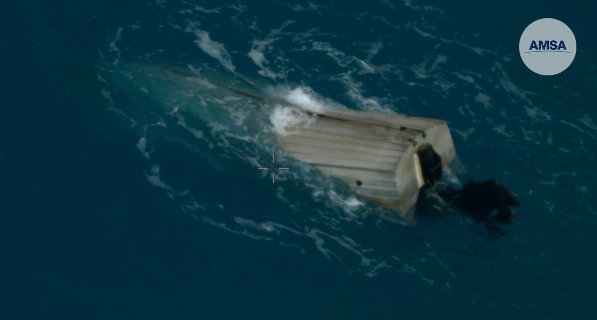    Лодка мужчины уже не позволяла уплыть из опасной зоны /Australian Maritime Safety Authority - AMSA