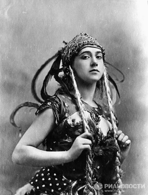 Тамара Карсавина в роли Жар-птицы в одноимённом балете Игоря Стравинского. Фото: РИА Новости