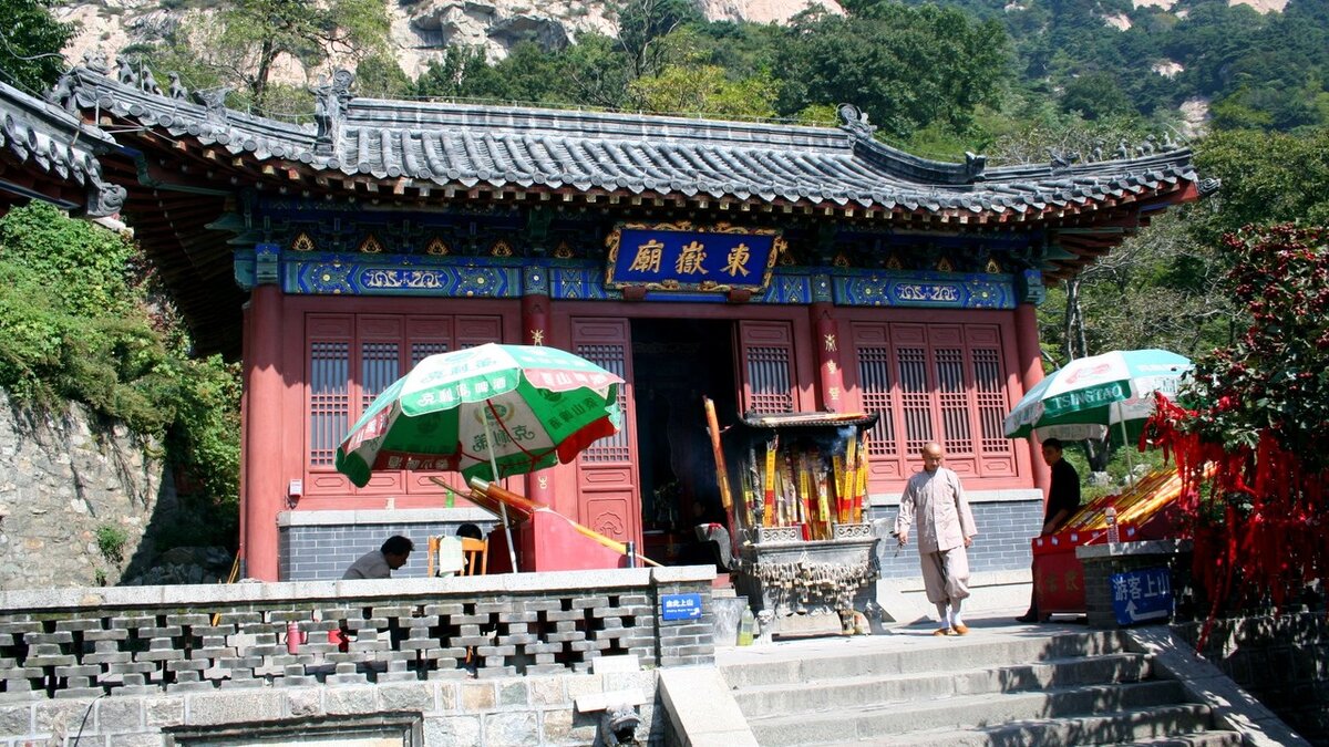 Горно тай. Гора Тайшань (провинция Шаньдун). Даосский храм, гора Тайшань. Китай Священная гора Тайшань. Пещерный храм гора Тайшань.
