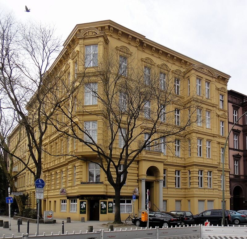 Историческое здание на Бюловштрассе. В начале 20-го века Бюловштрассе была центром лесбийской и гей-сцены Берлина, здесь было множество баров, пабов, кафе и площадок для проведения мероприятий, таких как Дориан Грей, Nationalhof, Hohenzollern-Diele, O-la- la и многие другие. 