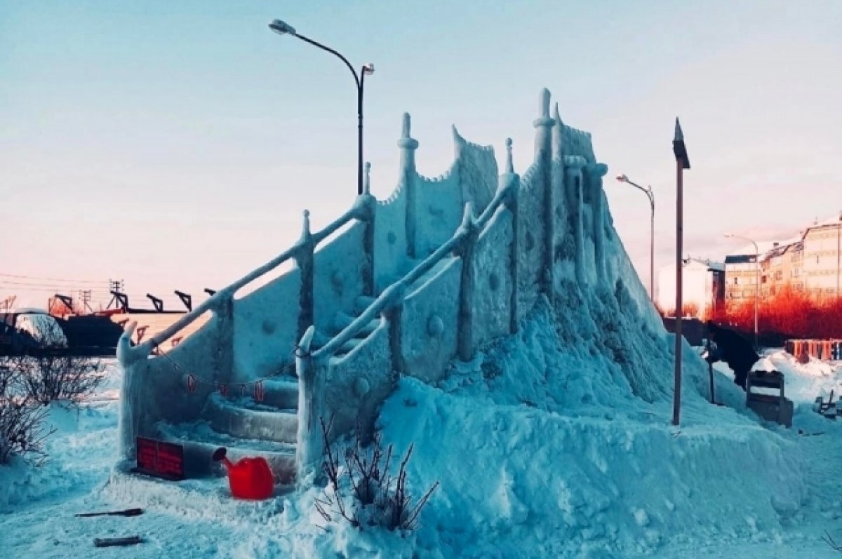   Такую ледяную красавицу еще никто не делал в поселке.