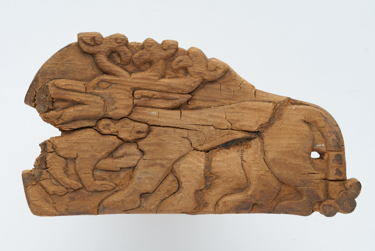 Резная пластина со сценой терзания. V–III вв. до н. э. Собрание Государственного исторического музея