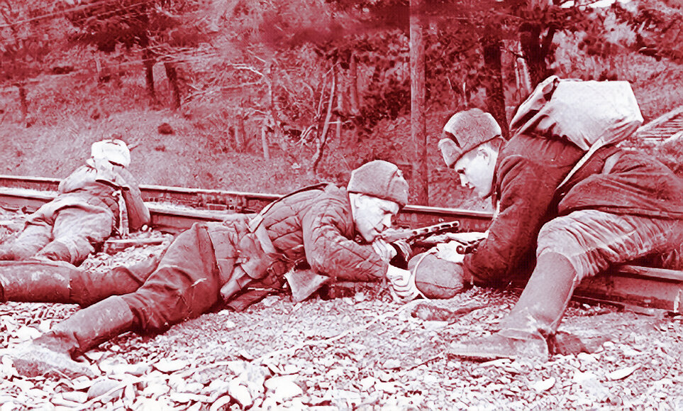 Неуловимые мстители минируют железную дорогу во время "Рельсовой войны".