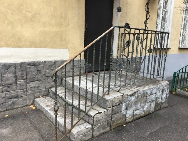 Улитка - самый маленький памятник.