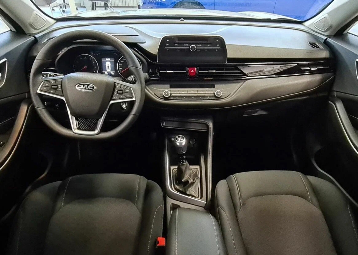 Салон JAC JS4, такой же как и у Москвича
