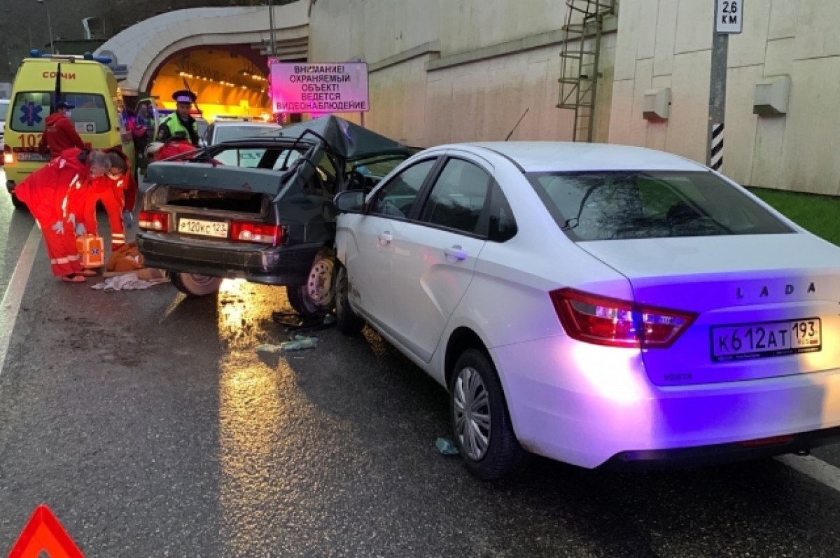    Перед тоннелем на Мамайке в Сочи утром 26 декабря произошло жесткое ДТП
