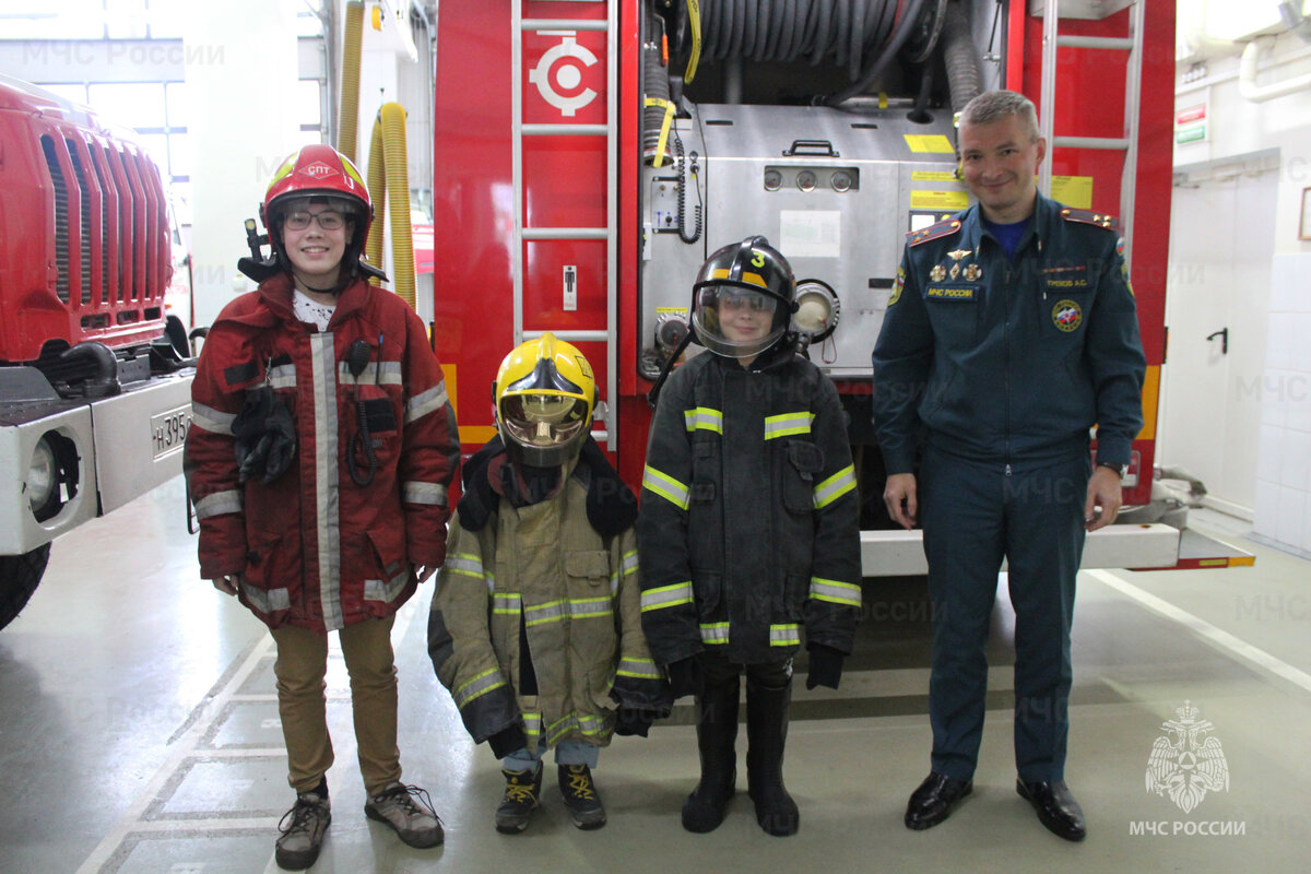 В семье Яны Лебедевой трое сыновей. Старший Слава - семиклассник, самый разговорчивый из братьев Захар ходит в 5 класс, а младший Никита в этом году стал первоклассником. Мама воспитывает детей одна. 