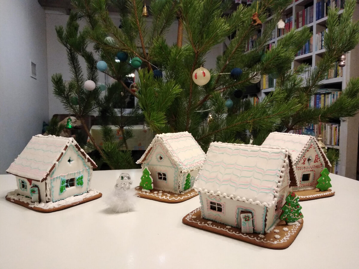 Вон сосна на заднем плане. Три игрушки крестом и ощущение леса