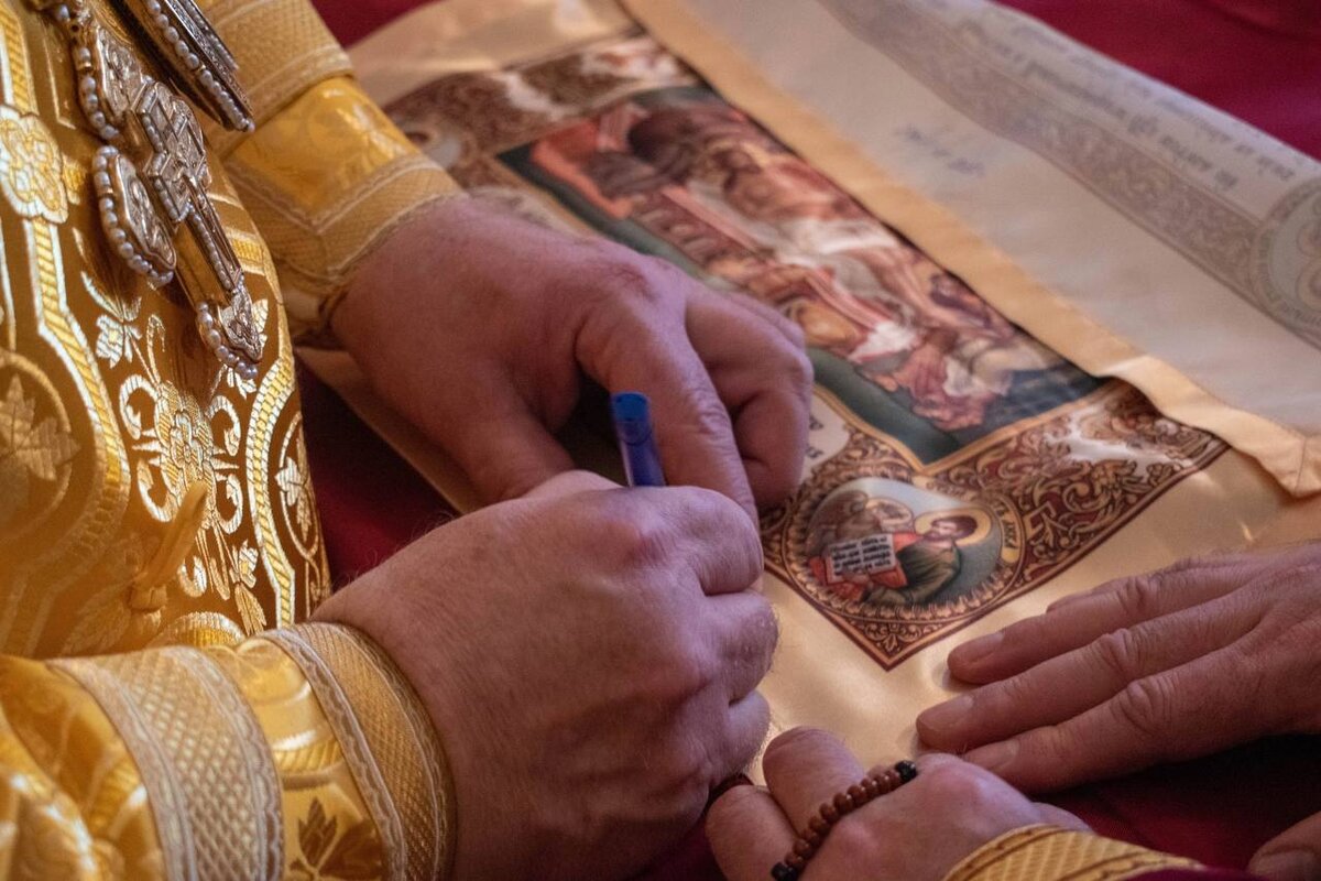 Архиерей подписывает антиминс