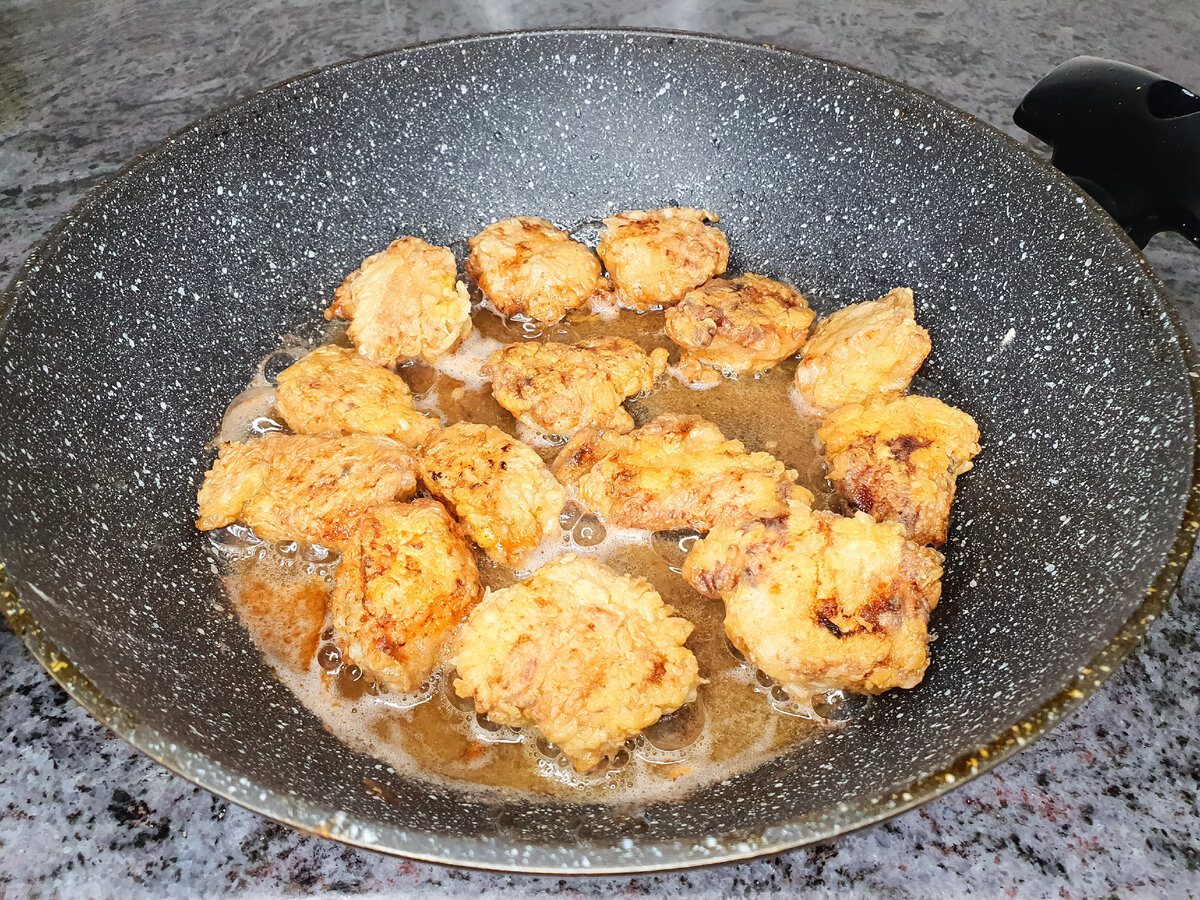 Куры жареные в кляре. Куры жареные в кляре. Куриная печень в кляре жареная на сковороде. Грудка в кляре. Куры жареные в кляре.