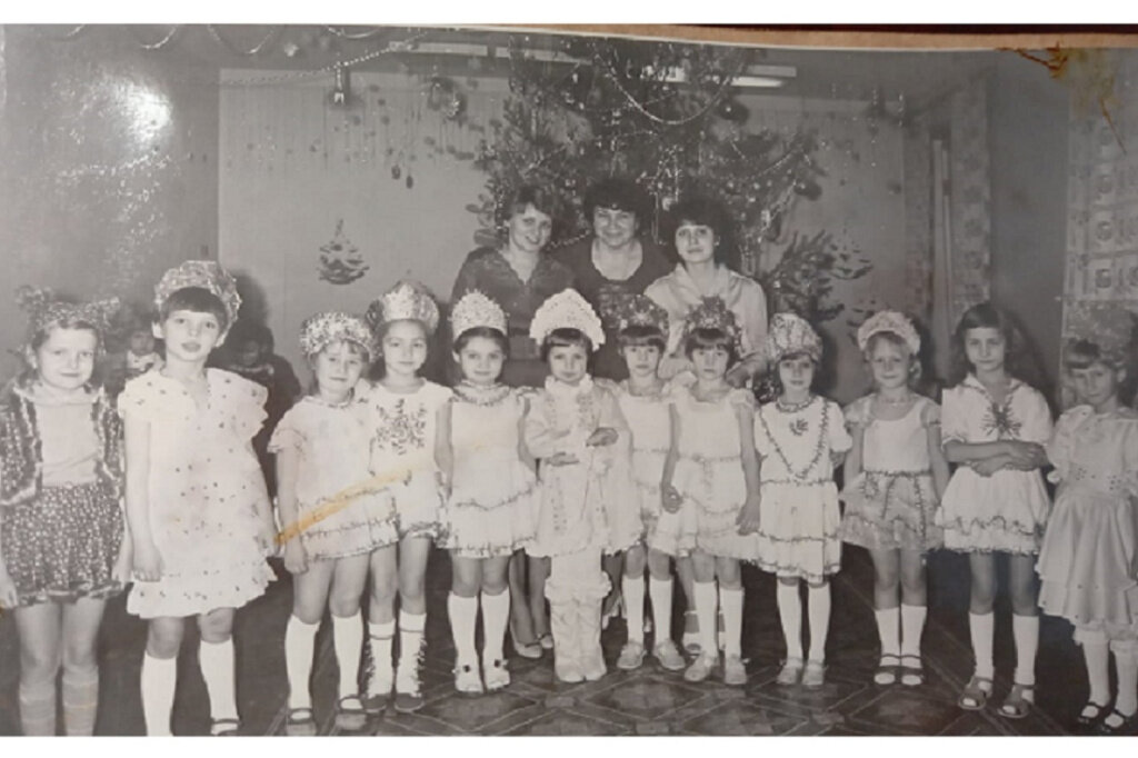 новогодний утренник ссср. новогодний утренник ссср. мальчики зайчики девочки снежинки. девочка снежинка ссср. советский утренник в детском саду.