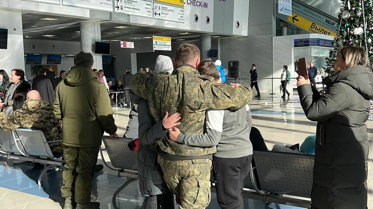     Творческие коллективы Артемовского городского округа выступили с концертной программой в аэропорту перед военнослужащими. Встреча с мобилизованными прошла по инициативе главы Артемовского городского округа Вячеслава Квона.