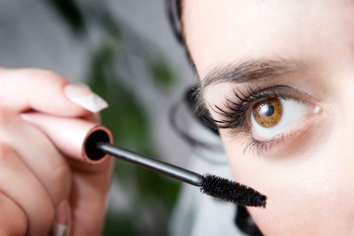 Почему неправильный выбор косметических средств может нанести вред глазам