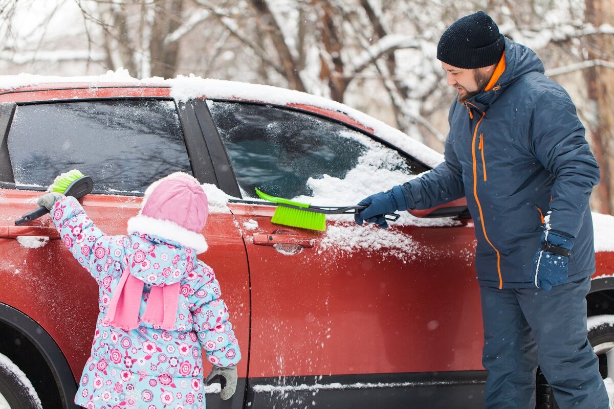Машина в сугробе. Замерзший автомобиль. Машина в зимний период. Машина в мороз. Машина в снегу.