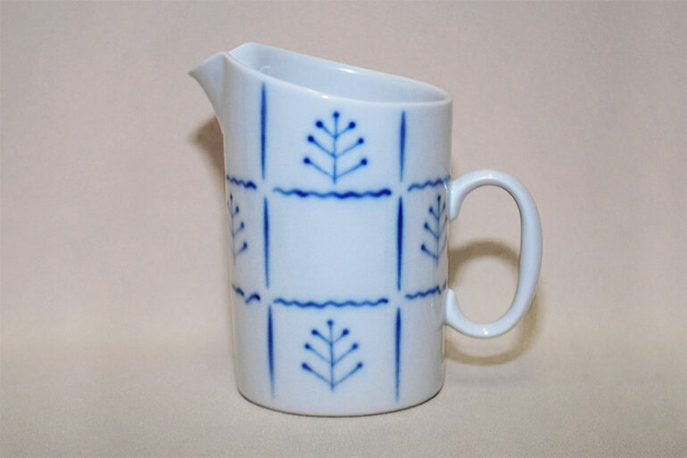 Сливочник из чайного сервиза «Снежный», начало 1960-х, ДФЗ Вербилки. Автор формы Юрий Борисович Ганрио, автор росписи Раиса Дмитриевна Виноградова 