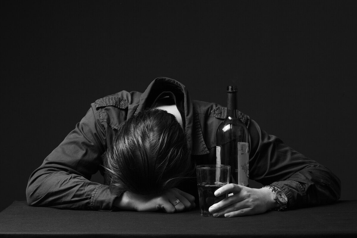 Writing drunk. Мужчина с бутылкой. Человек с бутылкой в руке.