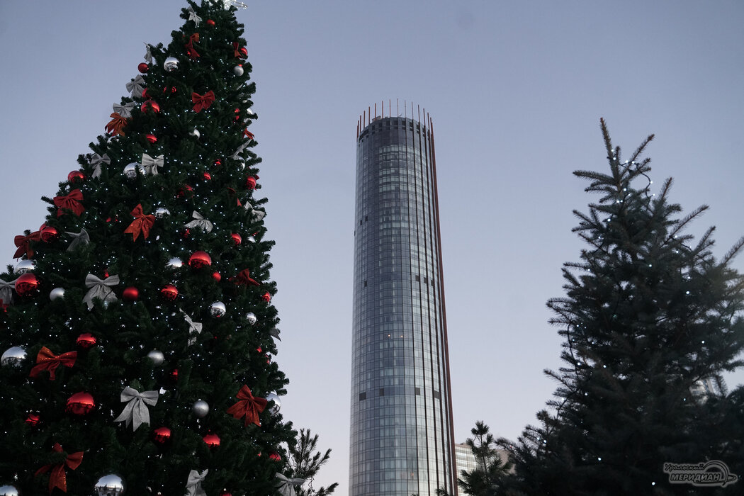 Фото новогодней елки в екатеринбурге Екатеринбург продолжают украшать к Новому году ёлками и яркой иллюминацией ИА "У
