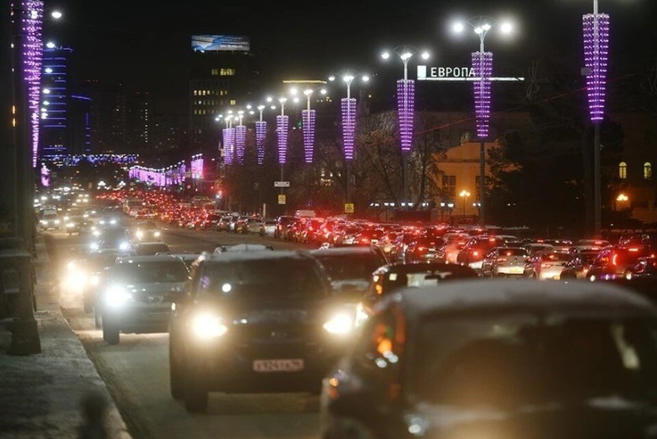     Улицы Москвы застряли в десятибалльных пробках вечером 27 декабря Алексей БУЛАТОВ