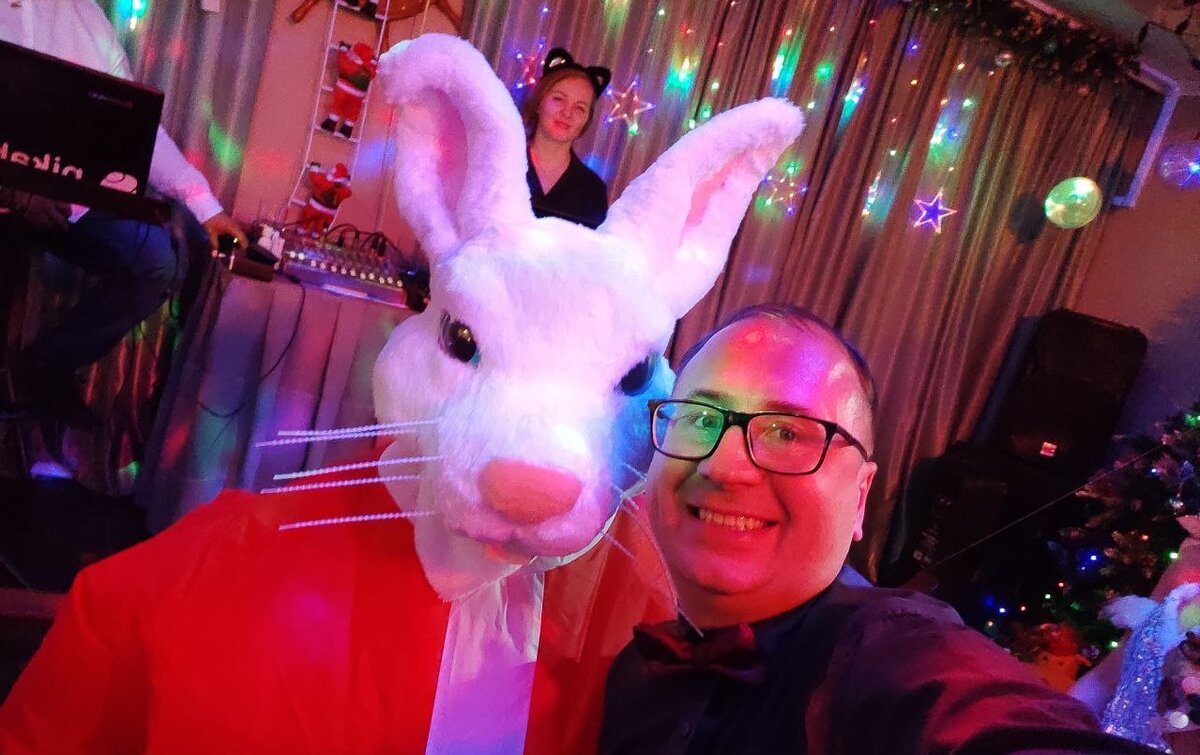 А это - мой корпоратив. На снимке я - справа. 