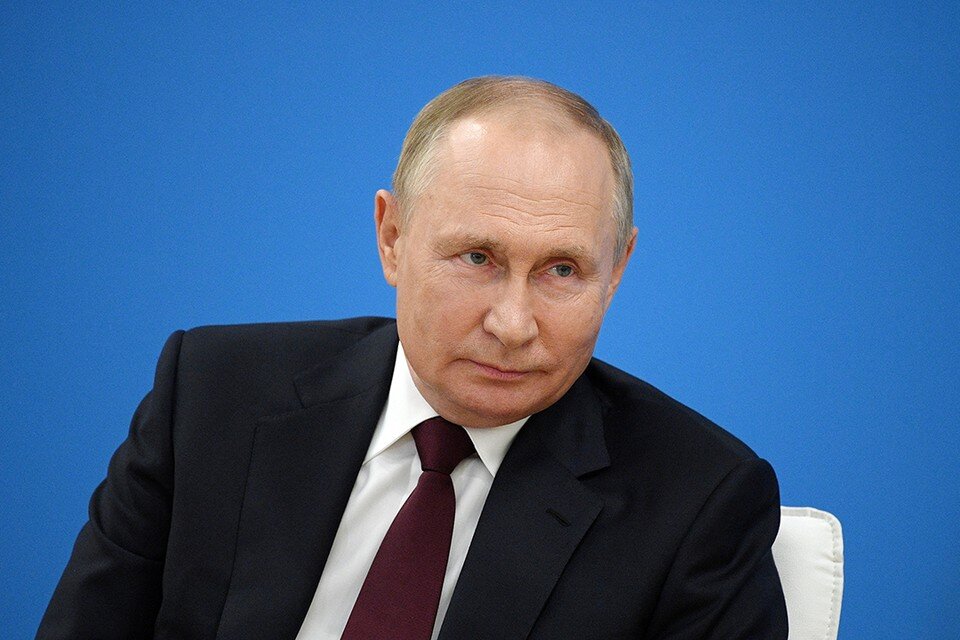     Путин подписал указ об ответных мерах на введение ценового потолка на российскую нефть.  REUTERS